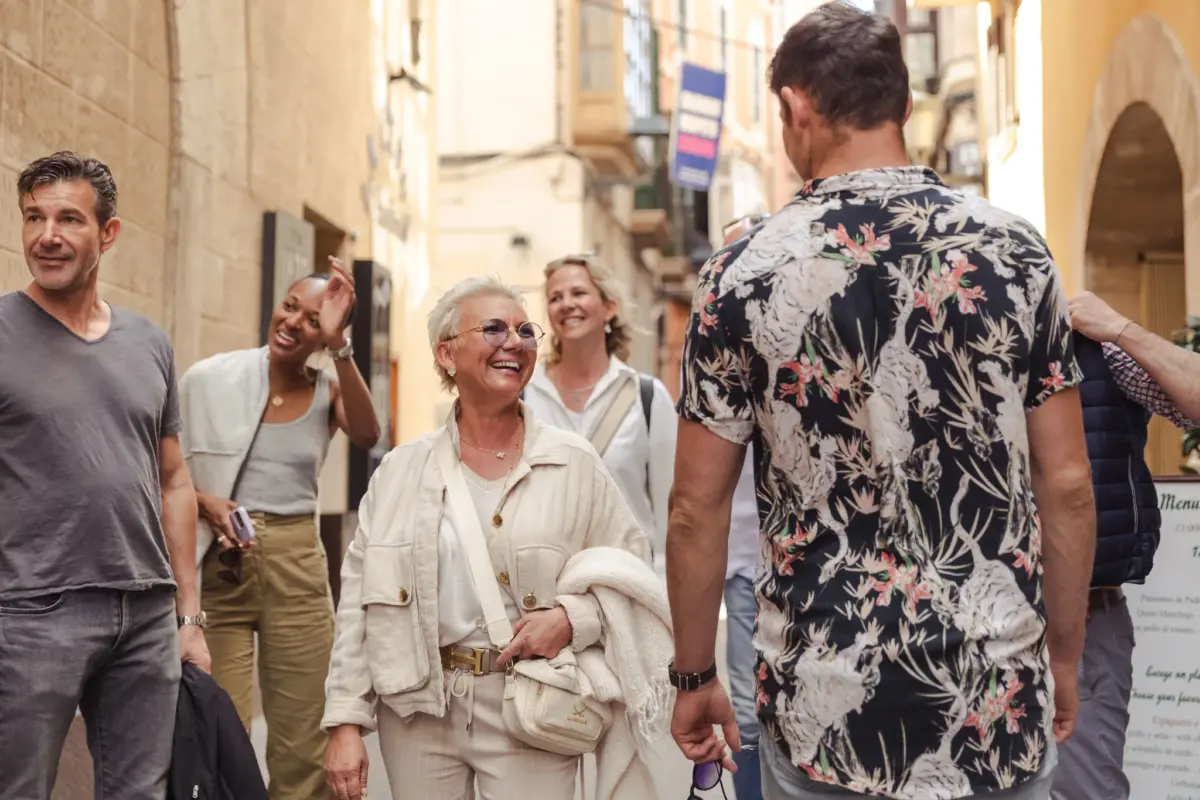 Tour de vino en Palma de Mallorca gente en la calle