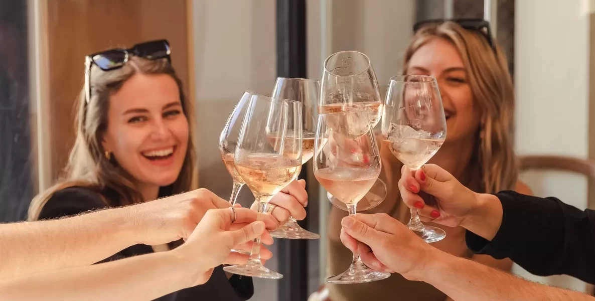 Participantes animando en el tour gastronómico en Mallorca