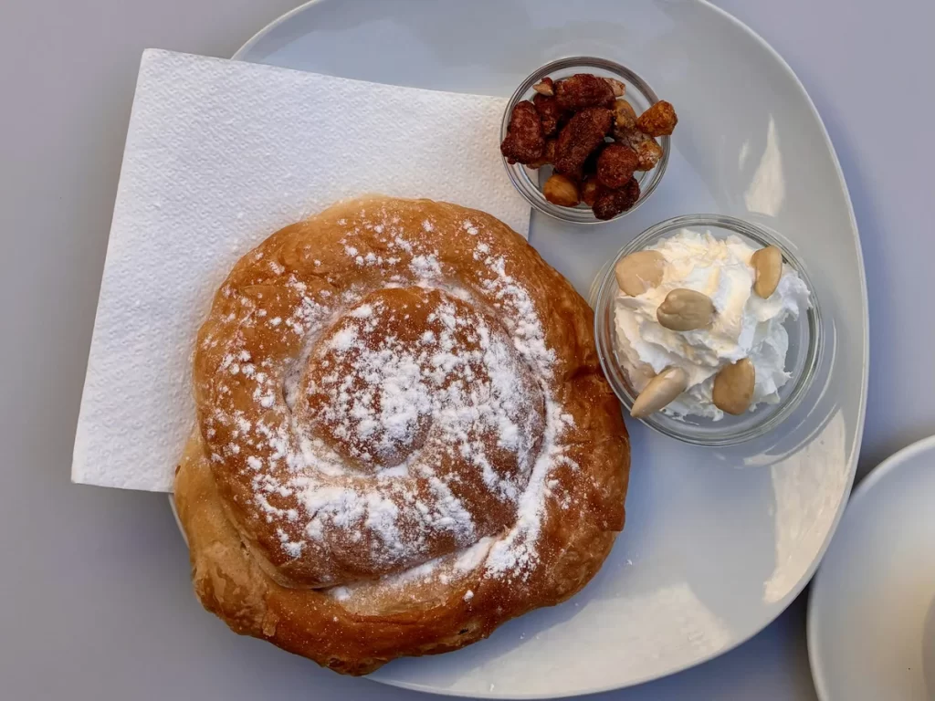 Ensaimadas recién horneadas, unu de platos auténticos de mallorca