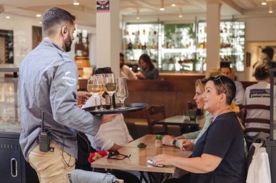 Top actividades para hacer en Mallorca en verano - wine & dine tour
