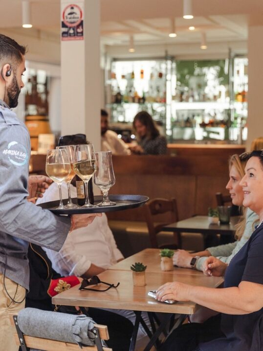 Top actividades para hacer en Mallorca en verano - wine & dine tour