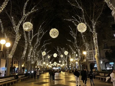 Luces de Navidad en Palma de Mallorca durante diciembre