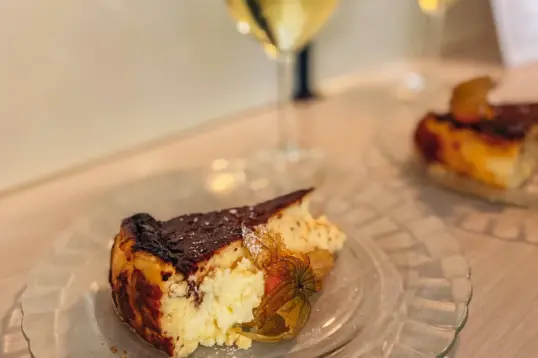 Tarta de queso vasca casera de la Vermuteria La Rosa en Palma - en lel tour gastonómico autoguiado de Food Tours Balearics