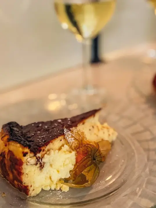 Tarta de queso vasca casera de la Vermuteria La Rosa en Palma - en lel tour gastonómico autoguiado de Food Tours Balearics