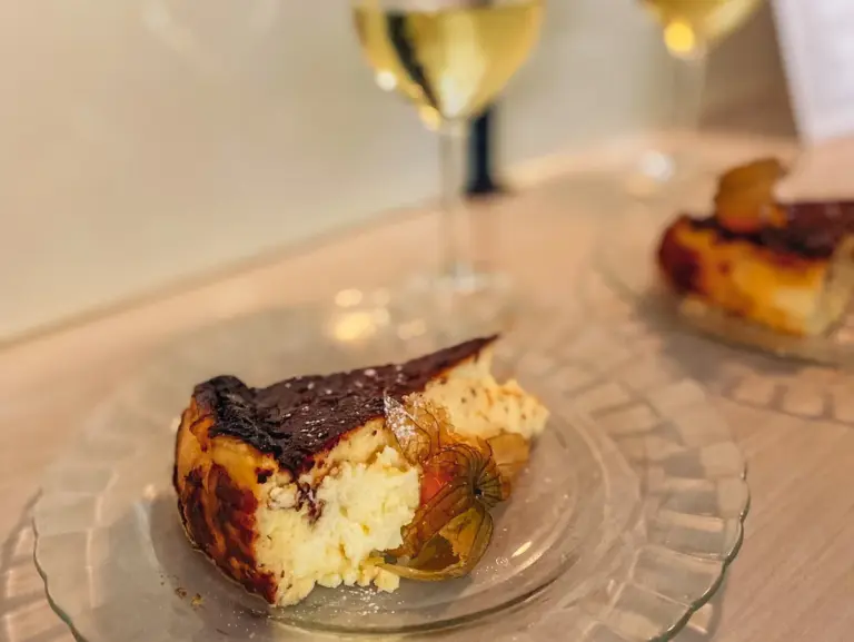 Tarta de queso vasca casera de la Vermuteria La Rosa en Palma - en lel tour gastonómico autoguiado de Food Tours Balearics