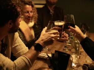Personas disfrutando de unas copas juntas durante una cena itinerante del Social Dinner Club en Palma de Mallorca