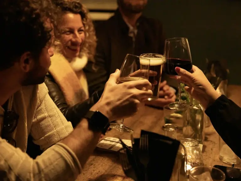 Personas disfrutando de unas copas juntas durante una cena itinerante del Social Dinner Club en Palma de Mallorca