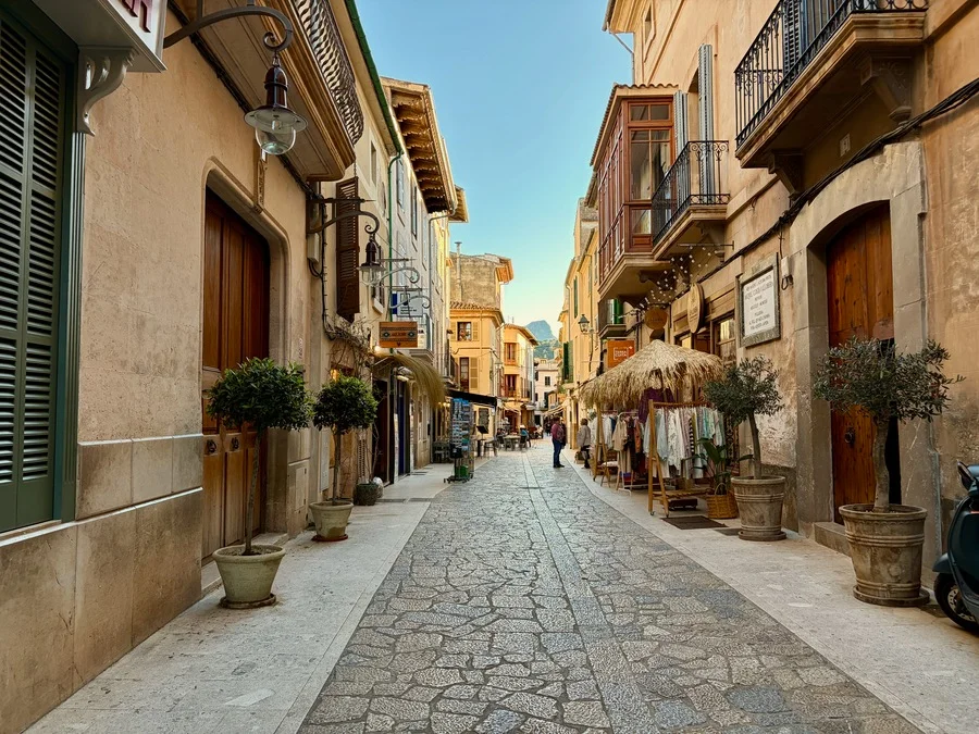 Paseando por las calle de Pollença en el Wine & Dine Tour
