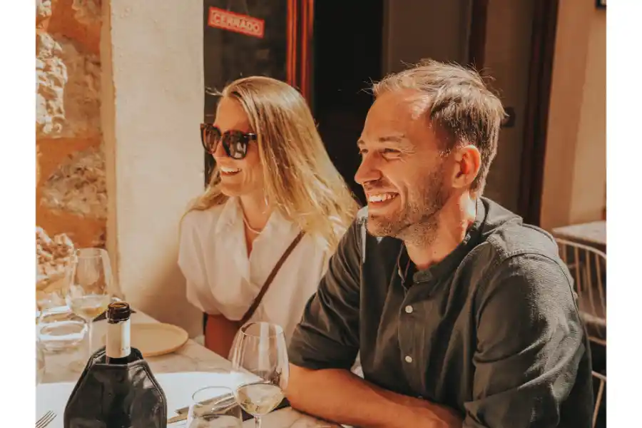 Disfrutando el tour gastronómico en Sóller con comida gourmet y vino maridado