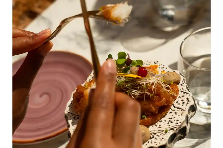 Platos gourmet maridados con vino durante el tour gastronómico autoguiado por Sóller
