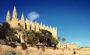 Catedral de Palma dominando el paseo marítimo de Palma de Mallorca