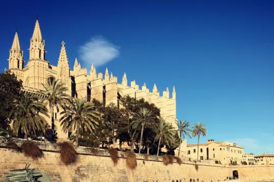 Catedral de Palma dominando el paseo marítimo de Palma de Mallorca