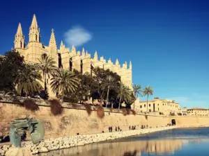 Catedral de Palma dominando el paseo marítimo de Palma de Mallorca