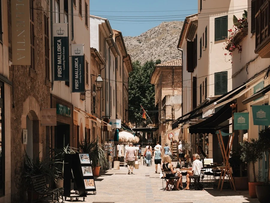 Paseando por las calles de Pollença en un día de verano durante el tour gastronómico autoguiado de Food Tours Balearics