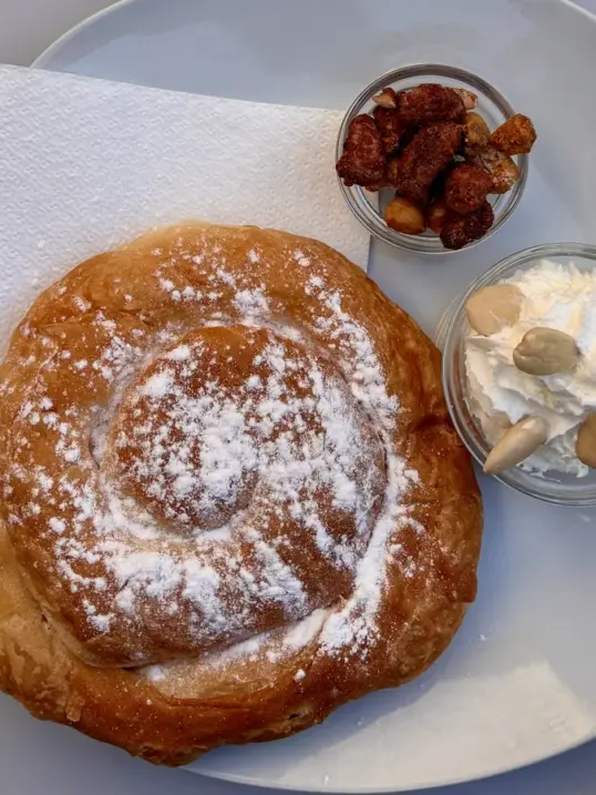 Ensaimada tradicional en espiral espolvoreada con azúcar glas en Mallorca