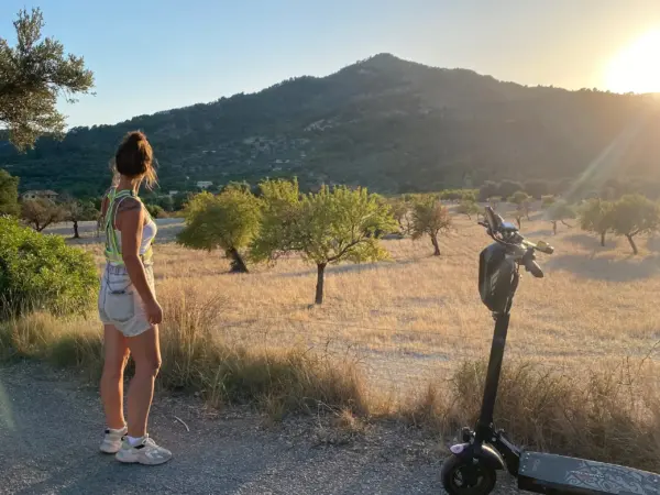 Brunch & Ride aventura en e-scooter en el campo de Mallorca