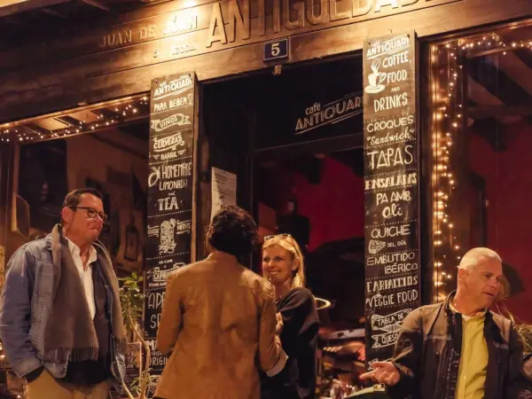 Foodies in the street of Palma - Mallorca during the private food tour