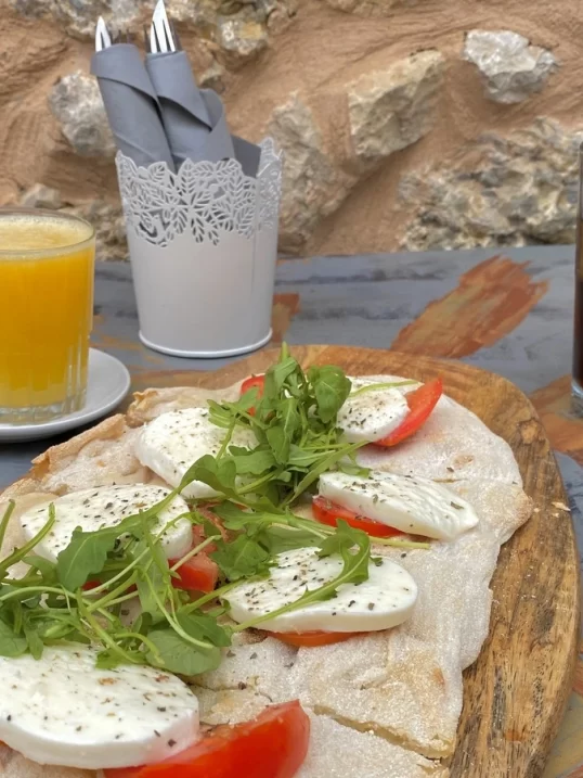 Best brunch spots in Mallorca - flat bread with tomato and mozzarella