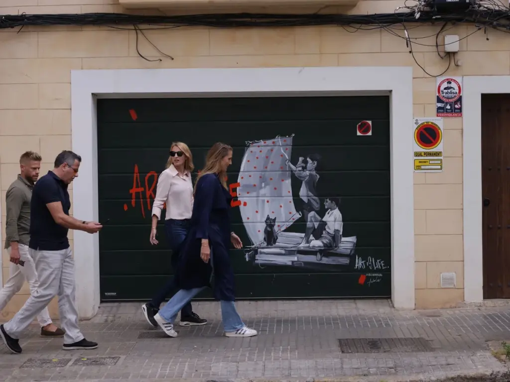 Wandering the streets of Santa Catalina in Palma during your food tour