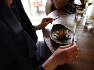 Comida gourmet maridada con vino en el mejor tour gastronómico de Palma Santa Catalina
