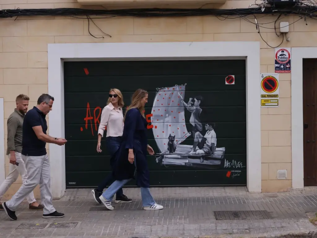 Pasando por artes urbanos en el camino al siguiente restaurante en Santa Catalina
