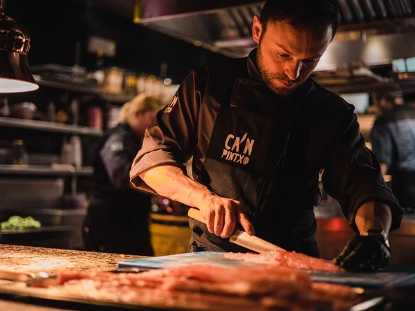 Chef preparing signature dish in Ca'n Pintxo Sóller