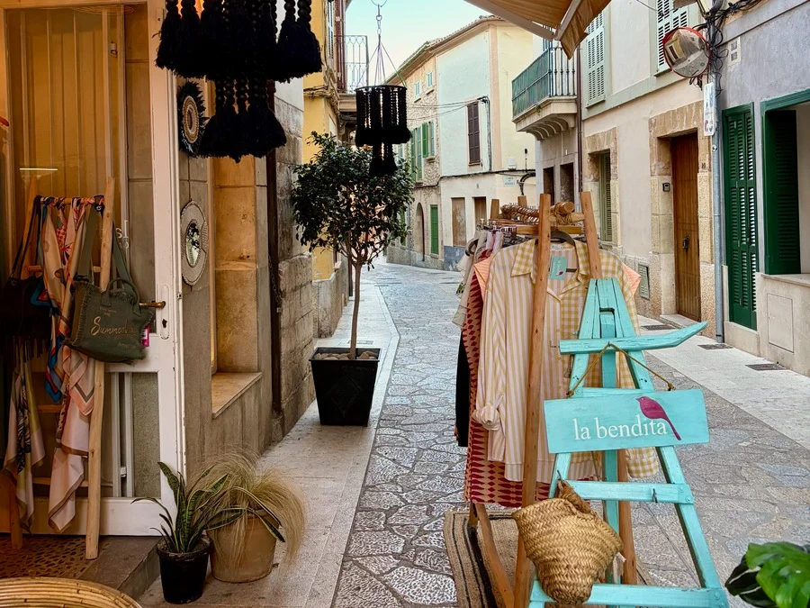 Food tour Pollença exploring the charming streets with boutique shops