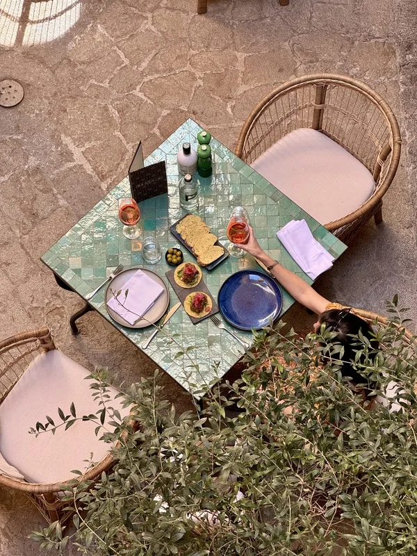 Almuerzo de tapas y vino en el casco antiguo de Palma en un restaurante tradicional con patio