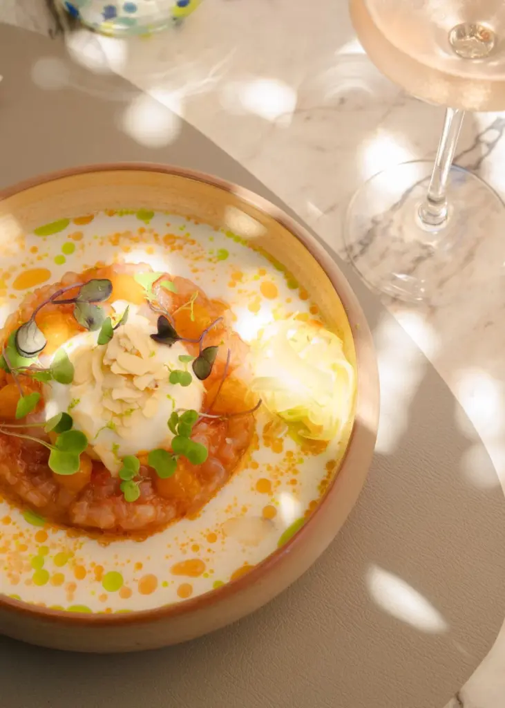 Plato mediterráneo moderno con marisco y vino en un restaurante de Sóller
