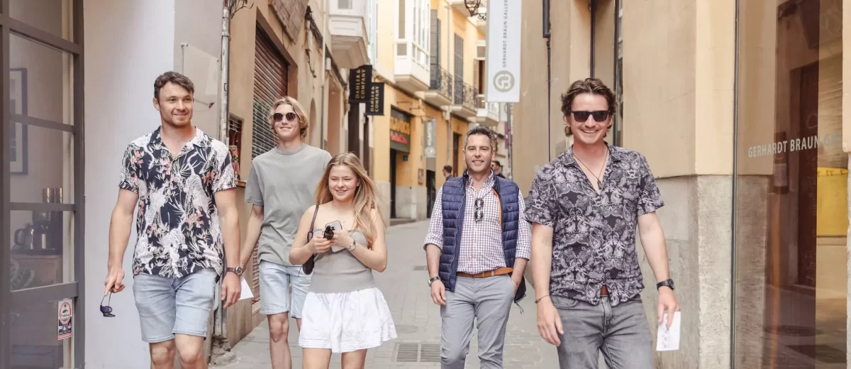 Grupo paseando por las calles del casco antiguo de Palma durante su tour gastronómico por Mallorca
